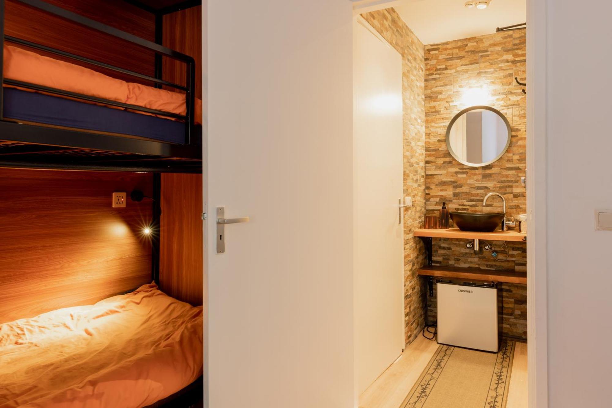 Recharge Hostel Rotterdam Room photo